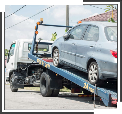 Camion-remorque avec voiture chargée