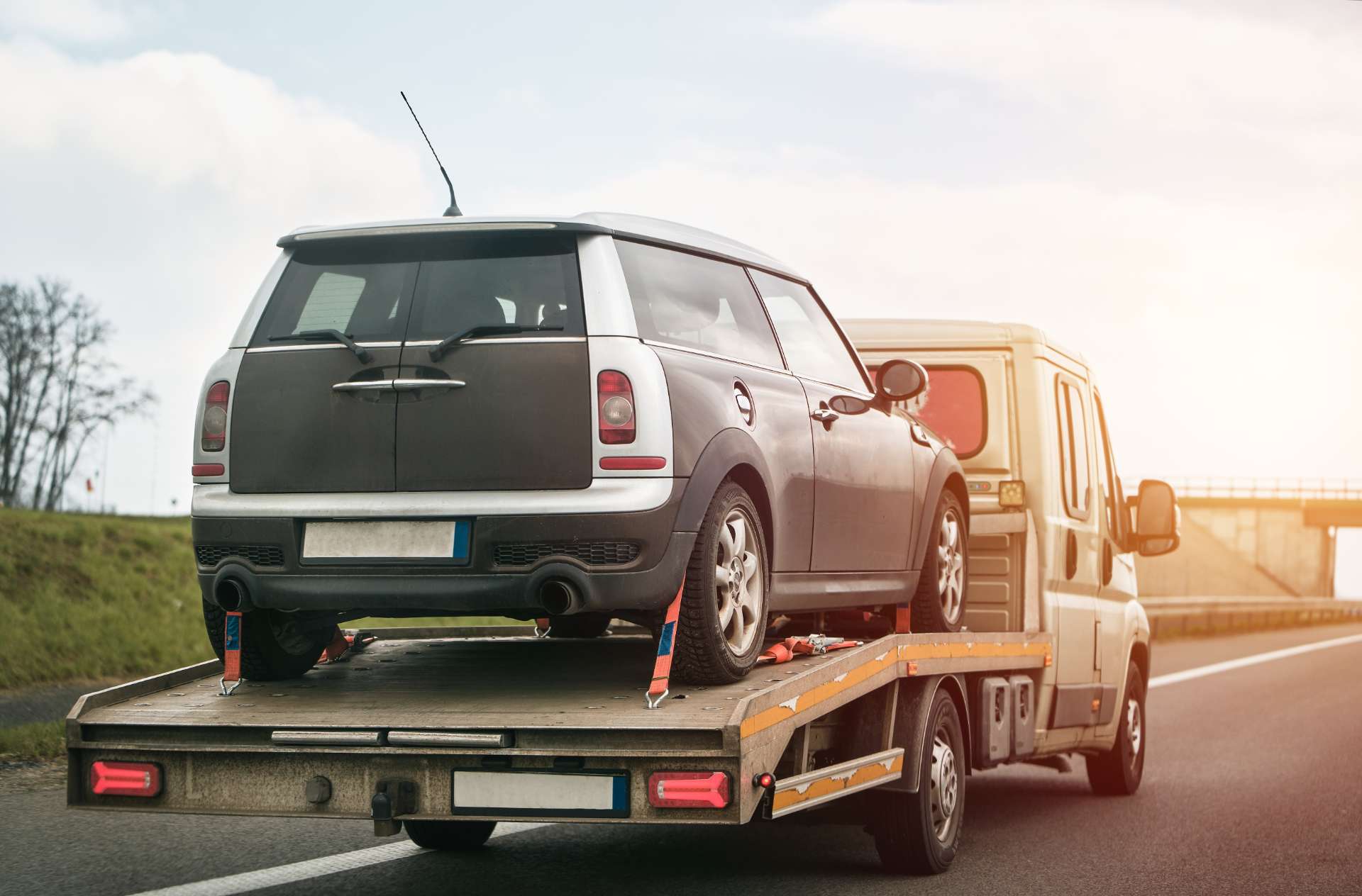 Voiture en remorque sur route