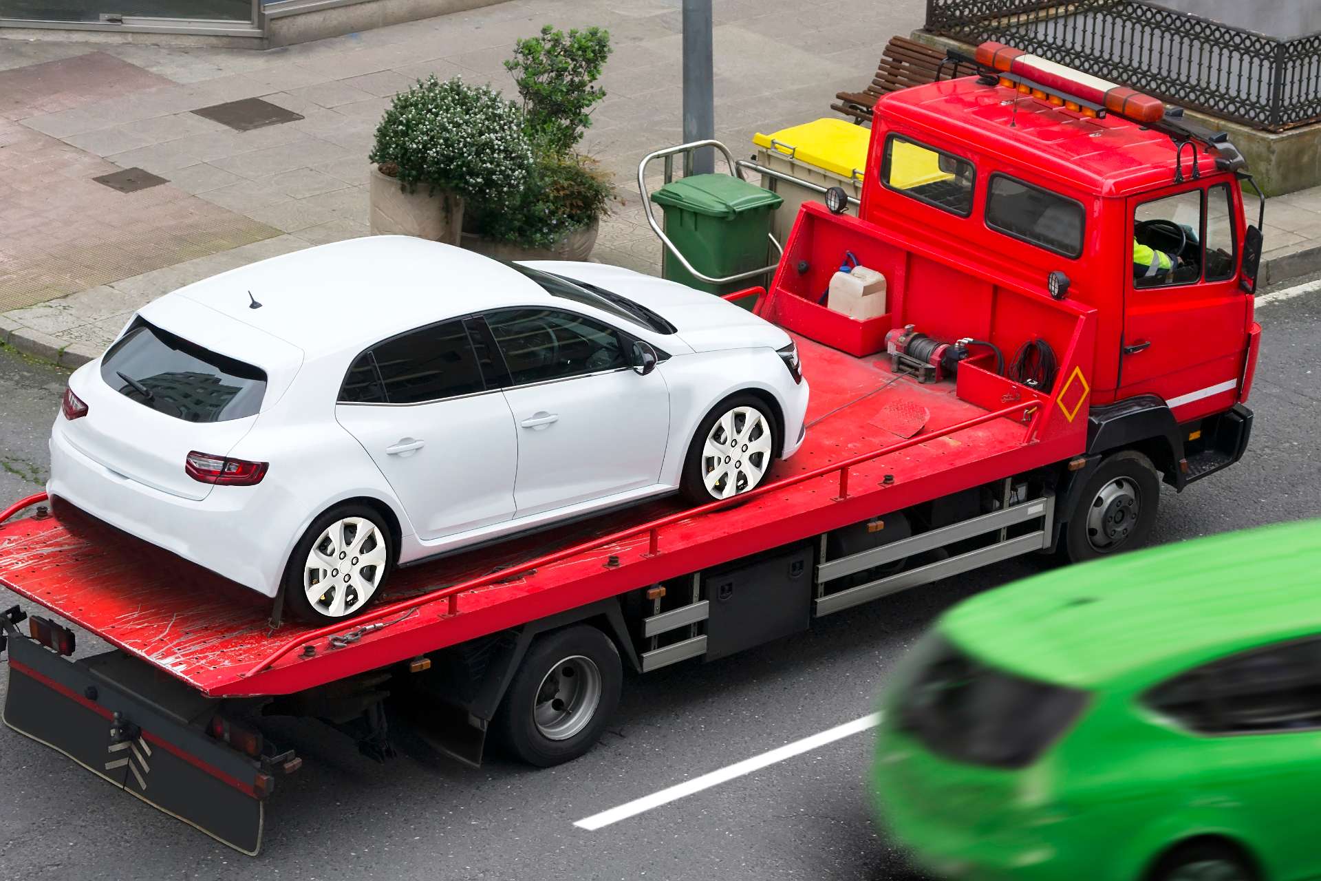 Voiture blanche sur dépanneuse rouge