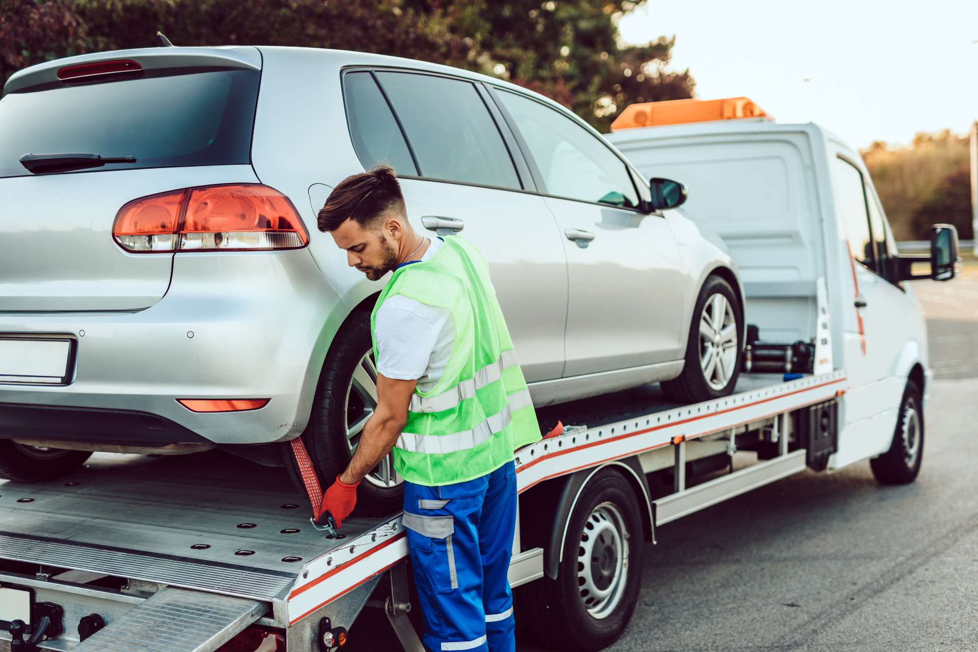 Homme chargeant une voiture wrecked