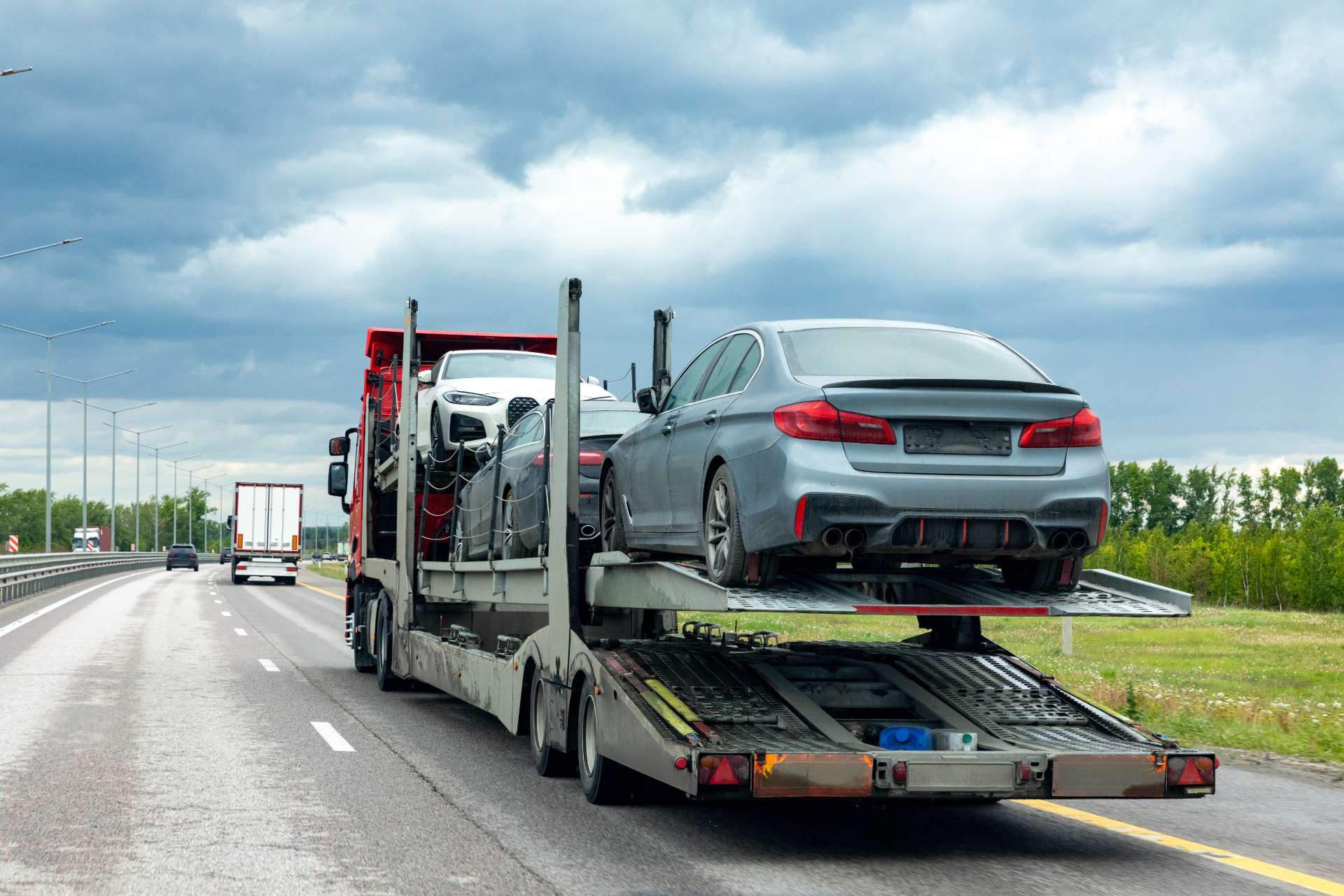 Camion transportant des voitures